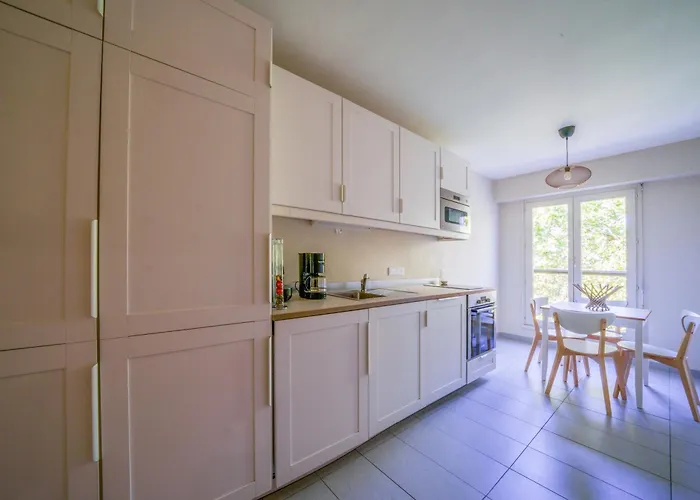 Centre Avec Parking 4 P דירה *