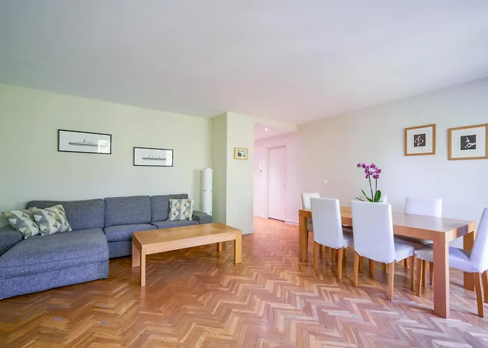 Apartment Centre Avec Parking 4 P *